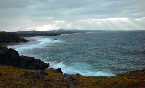 雲の切れ間から差し込む太陽光が幻想的な沖永良部島